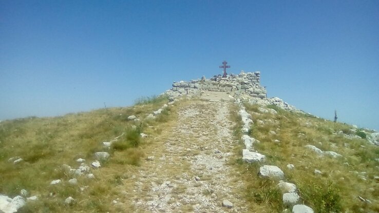 A kápolna maradványai a Rtanj csúcsán A kápolna maradványai a Rtanj csúcsán