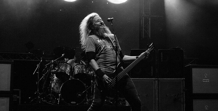 Troy Sanders kapitány tűzhangyákkal küzd a szélben Troy Sanders kapitány tűzhangyákkal küzd a szélben