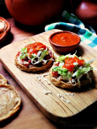 Sopes de Frijoles con Chorizo, salátával tálalva szalsza helyett Sopes de Frijoles con Chorizo, salátával tálalva szalsza helyett