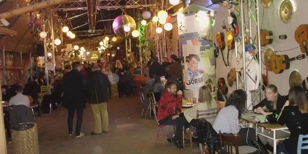A nagycsarnokban mindig szól a zene, és színes az élet