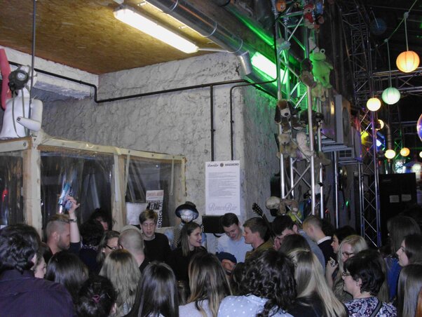 Lábas Vikit koncert után alaposan sarokba szorították a rajongók Lábas Vikit koncert után alaposan sarokba szorították a rajongók