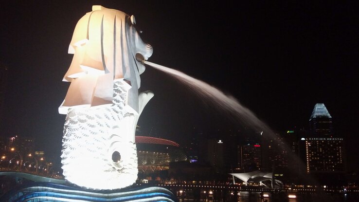 A Merlion, vagyis „haboroszlán” őrző tekintete figyeli a várost minden éjjel A Merlion, vagyis „haboroszlán” őrző tekintete figyeli a várost minden éjjel