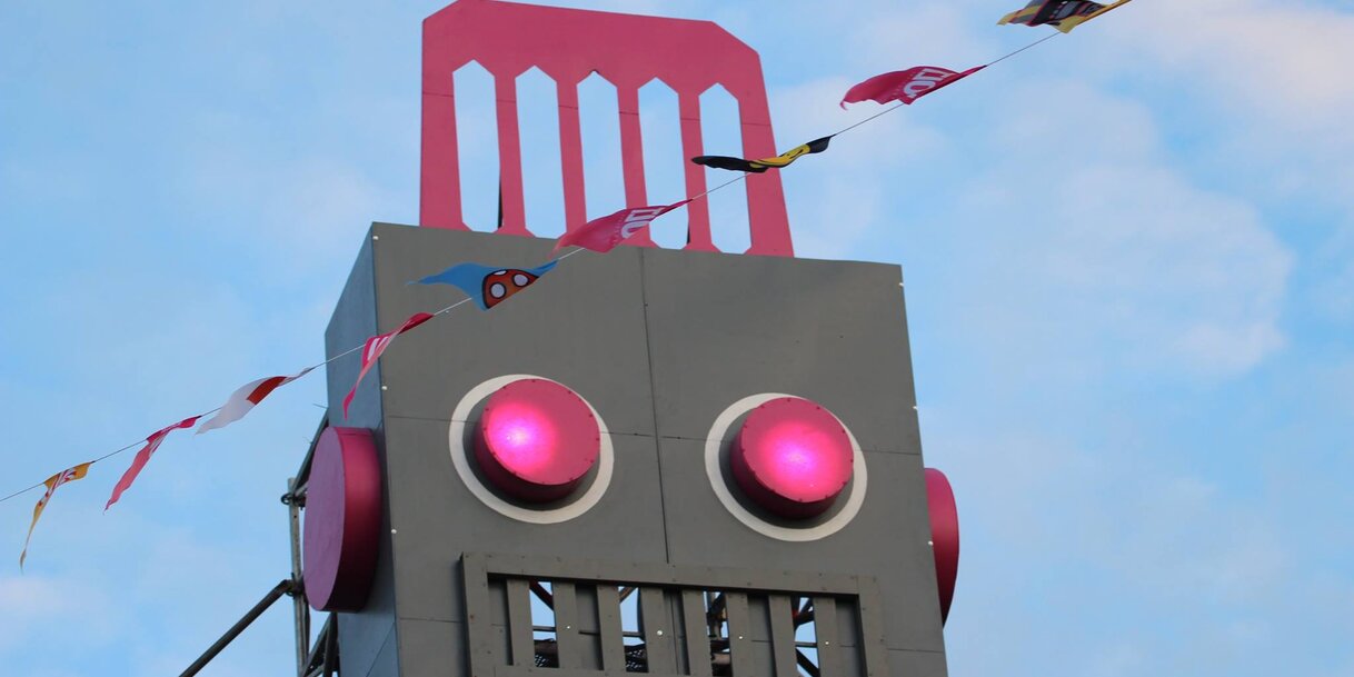 A robotzsaru is 220 VOLTon ég