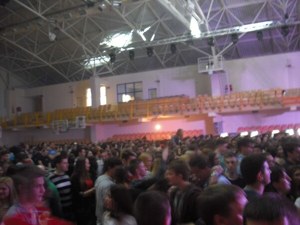 Nagy a népsűrűség a sportcsarnokban a Punnany-koncert kezdetén Nagy a népsűrűség a sportcsarnokban a Punnany-koncert kezdetén