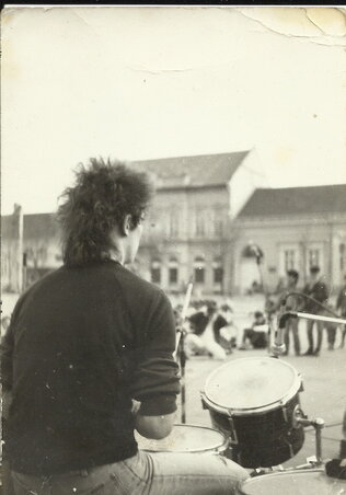 Punkzenét a nyárspolgárnak Punkzenét a nyárspolgárnak