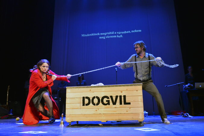 Egy vidám jelenet a Dogville-ből Egy vidám jelenet a Dogville-ből