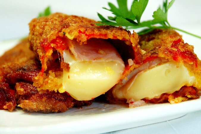 Sajttal-sonkával töltött sült paprika bundában Sajttal-sonkával töltött sült paprika bundában