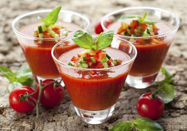 A híres-nevezetes Gazpacho – a kép sajnos nem a Square Nine-ban elkészített változatot ábrázolja. Ez a variáció az avokádókrém helyett a leves hozzávalóiból kínál levesbetétet. A híres-nevezetes Gazpacho – a kép sajnos nem a Square Nine-ban elkészített változatot ábrázolja. Ez a variáció az avokádókrém helyett a leves hozzávalóiból kínál levesbetétet.