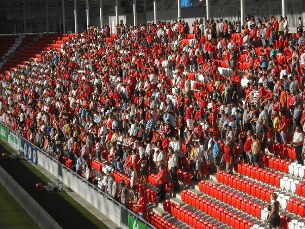 A Nagyerdei Stadionban felállva tapsolt a nézősereg az elhunyt vezérszurkoló emlékére A Nagyerdei Stadionban felállva tapsolt a nézősereg az elhunyt vezérszurkoló emlékére