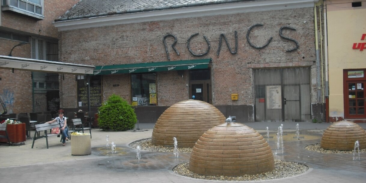 Hogy mindenki megértse: ez itt egy Roncs Bár