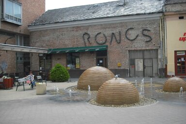 Hogy mindenki megértse: ez itt egy Roncs Bár