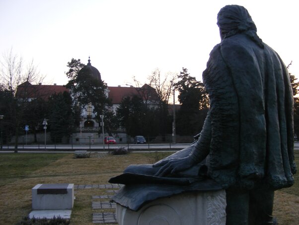 A gödöllői kastély tervezője munka közben, szemben pedig maga a kastély A gödöllői kastély tervezője munka közben, szemben pedig maga a kastély