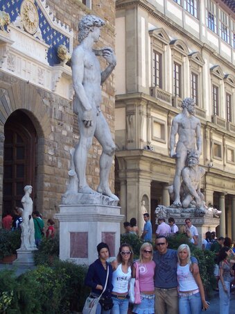 A Dávid-szobor előtt szuttyogva, Piazza della Signoria, Firenze A Dávid-szobor előtt szuttyogva, Piazza della Signoria, Firenze