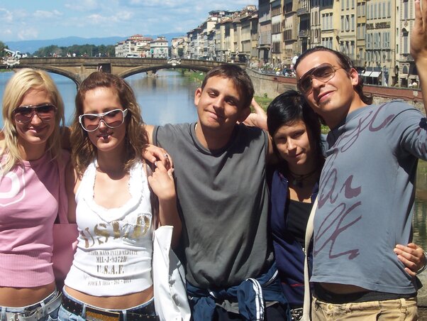 Vágjunk jó pofát a kamerának, Ponte Santa Trinita, Firenze Vágjunk jó pofát a kamerának, Ponte Santa Trinita, Firenze