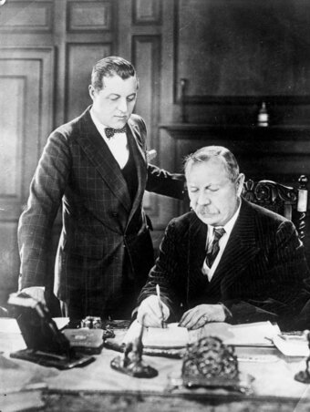 Az utolsó fotók egyike: Sir Arthur Conan Doyle és fia, Adrian, 1930-ban, az író halálának évében Az utolsó fotók egyike: Sir Arthur Conan Doyle és fia, Adrian, 1930-ban, az író halálának évében