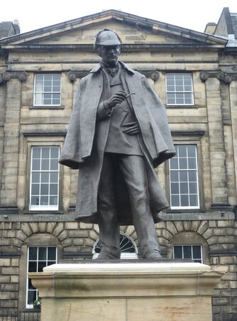 Sir Arthur Conan Doyle-nak a hetvenes évek elején lebontott szülőházára, illetve ma már csak annak hűlt helyére néz az Edinburghban felállított Holmes-szobor Sir Arthur Conan Doyle-nak a hetvenes évek elején lebontott szülőházára, illetve ma már csak annak hűlt helyére néz az Edinburghban felállított Holmes-szobor