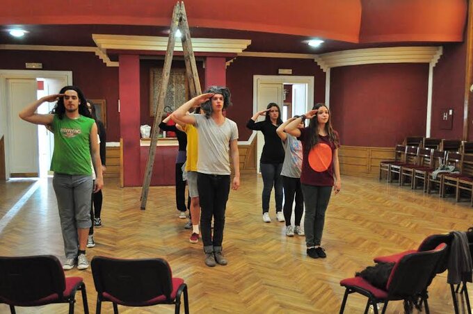 A Titanic vízirevü próbáján A Titanic vízirevü próbáján