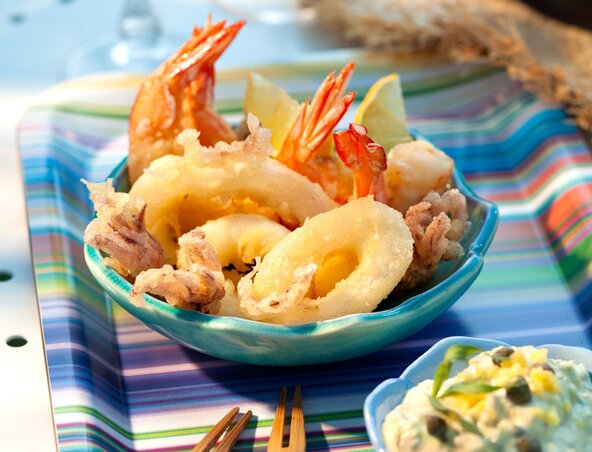 Fritto misto – egyszerűen nagyszerű – lisztbe forgatott tenger gyümölcsei bő olajban aranybarnára sütve, sózva Fritto misto – egyszerűen nagyszerű – lisztbe forgatott tenger gyümölcsei bő olajban aranybarnára sütve, sózva