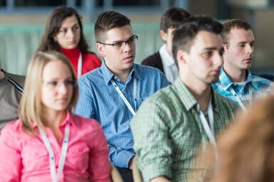 A hallgatóság, középen Áronnal