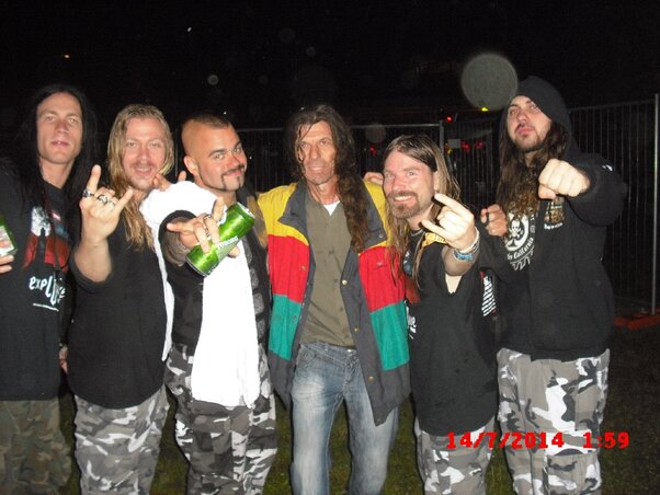 EXIT 2014: a svéd Sabaton muzsikusai éppen hálájukat fejezik ki a tudósítónak, hogy bekerülhetnek a Képes Ifibe EXIT 2014: a svéd Sabaton muzsikusai éppen hálájukat fejezik ki a tudósítónak, hogy bekerülhetnek a Képes Ifibe