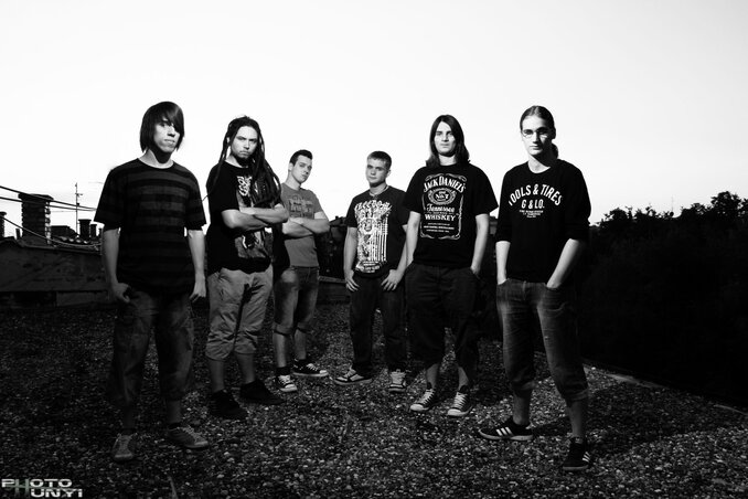Sebők Szabolcs - szintetizátor, vokál, Nagy Attila - gitár, Gordán Julian - gitár, Nagy Zoltán - ének, Kovács Zsolt - basszusgitár, Horváth Péter - dob Sebők Szabolcs - szintetizátor, vokál, Nagy Attila - gitár, Gordán Julian - gitár, Nagy Zoltán - ének, Kovács Zsolt - basszusgitár, Horváth Péter - dob