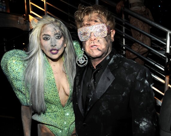 Ha másban nem is, extravaganciában Lady Gaga is mindenképp Elton John követőjének tekinthető – Ők ketten együtt egy 2010-es németországi fellépésen Ha másban nem is, extravaganciában Lady Gaga is mindenképp Elton John követőjének tekinthető – Ők ketten együtt egy 2010-es németországi fellépésen