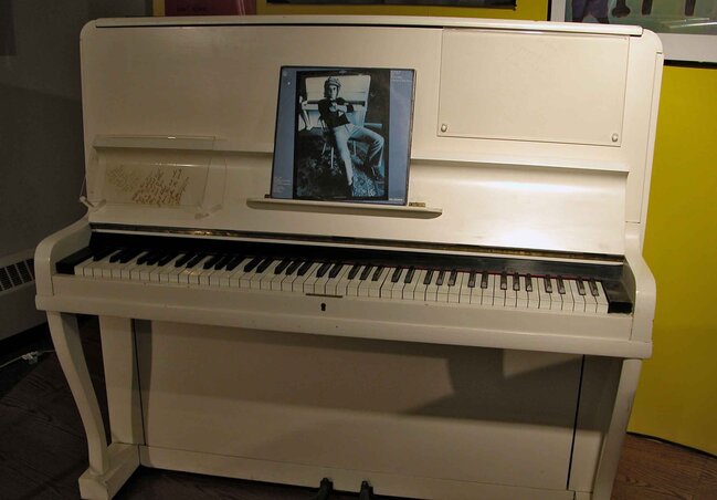 Az 1910-ből származó pianínó, amelyen Elton John első öt albumának dalait komponálta Az 1910-ből származó pianínó, amelyen Elton John első öt albumának dalait komponálta