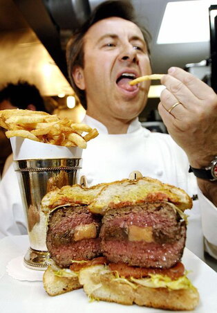 A sült krumplit majszoló Daniel Boulud és alkotása, az Original db Burger A sült krumplit majszoló Daniel Boulud és alkotása, az Original db Burger