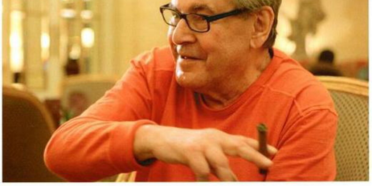 Miloš Forman a szivarjával és az aláírásával