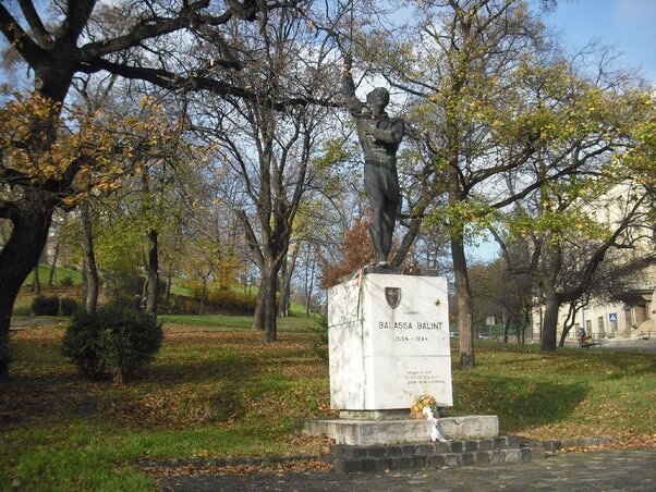Balassi Bálint hazafi, a magyar nyelvű irodalom első jelentős alkotója 1594-ben ezen a helyen kapott halálos ágyúlövést Balassi Bálint hazafi, a magyar nyelvű irodalom első jelentős alkotója 1594-ben ezen a helyen kapott halálos ágyúlövést