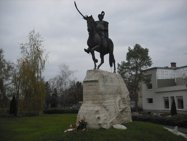 Sobieski János tiszteletére látványos emlékparkot létesítettek Párkányon, ahol a lengyel király 1683-ban legyőzte a török sereget, és egyúttal Esztergomot is felszabadította Sobieski János tiszteletére látványos emlékparkot létesítettek Párkányon, ahol a lengyel király 1683-ban legyőzte a török sereget, és egyúttal Esztergomot is felszabadította