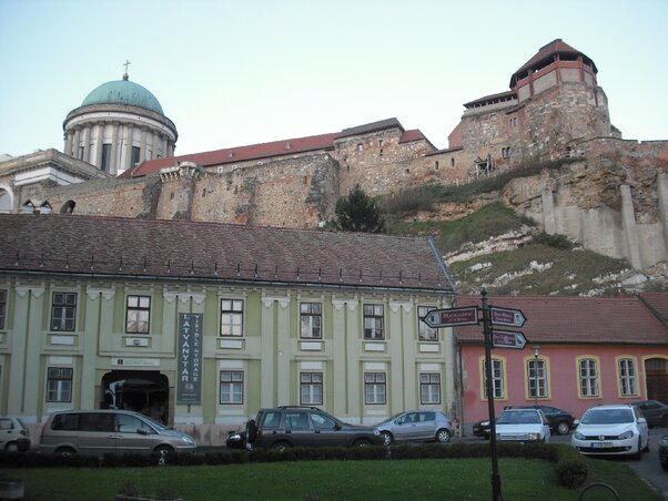 Esztergom büszkesége, a Várhegy. Előtérben a Balassa Bálint Múzeum és az óváros Esztergom büszkesége, a Várhegy. Előtérben a Balassa Bálint Múzeum és az óváros