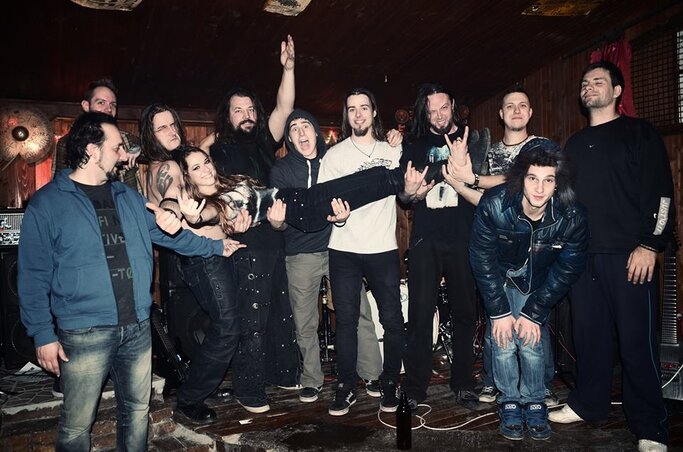 A becsei koncert után, a Watch My Dying zenekarral a színpadon, fogd a nőt és zúzz A becsei koncert után, a Watch My Dying zenekarral a színpadon, fogd a nőt és zúzz