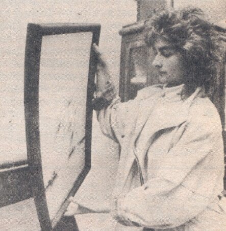 Nem mondhatjuk, hogy ne lett volna már akkor is Barátok közt, vagyis Varga Izabella, a XXIII. KMV második helyezett versmondója, Becsén, 1989. április 16-án Nem mondhatjuk, hogy ne lett volna már akkor is Barátok közt, vagyis Varga Izabella, a XXIII. KMV második helyezett versmondója, Becsén, 1989. április 16-án