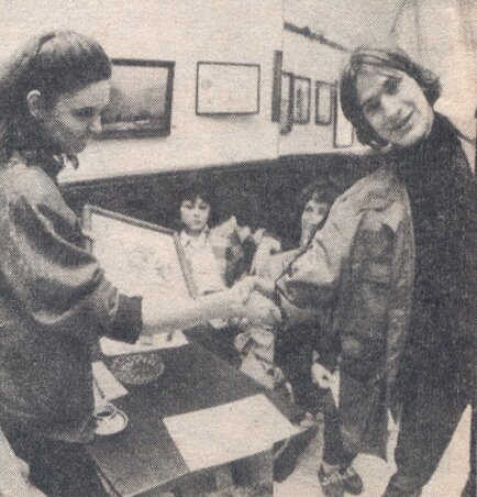 Spitzer Éva, a lap akkori főszerkesztője és Keszég László, az év legjobb versmondója, egy jól sikerült fotómontázson a Képes Ifjúság 1989. április 19-i számában Spitzer Éva, a lap akkori főszerkesztője és Keszég László, az év legjobb versmondója, egy jól sikerült fotómontázson a Képes Ifjúság 1989. április 19-i számában
