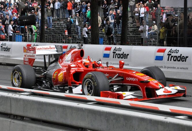 Kimi Ferrarijával Rotterdam utcáin egy augusztusi bemutatón Kimi Ferrarijával Rotterdam utcáin egy augusztusi bemutatón