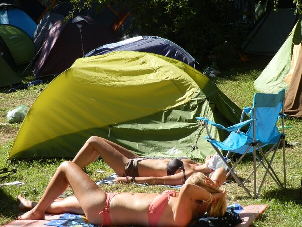 Amint kicsit kisüt a nap, máris kezdődhet a napozás, az egész Sziget azonnal kivirágzik… (Mihájlovits Klára felvétele) Amint kicsit kisüt a nap, máris kezdődhet a napozás, az egész Sziget azonnal kivirágzik… (Mihájlovits Klára felvétele)