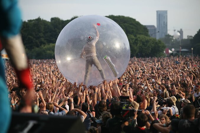 Egy jellegzetes jelenet a Flaming Lips koncertjéről – A gömbben ott pörög a közönség feje felett Wayne Coyne énekes Egy jellegzetes jelenet a Flaming Lips koncertjéről – A gömbben ott pörög a közönség feje felett Wayne Coyne énekes