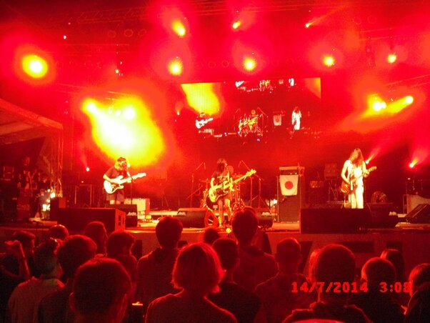 A japán zászlóval ékesített Fusion Stage a Tricot fellépése idején A japán zászlóval ékesített Fusion Stage a Tricot fellépése idején