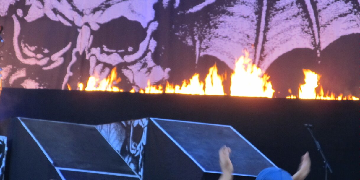 Az Avenged Sevenfold nemcsak a hangulatot, hanem a színpadot is feltüzelte