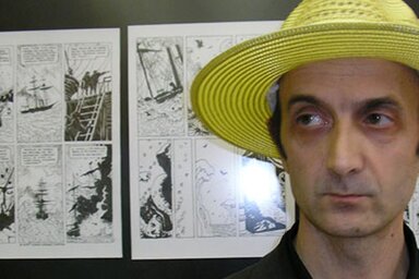 Đorđe Milović egy 2010-es kiállításon, a saját munkái előtt