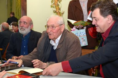 Kányádi Sándor dedikál (fotó: Gergely József)
