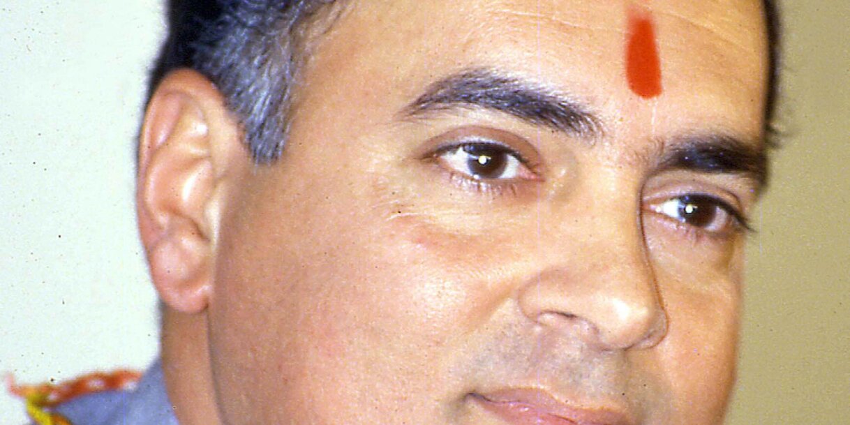 Radzsiv Gandhi jellegzetes indiai öltözékben
