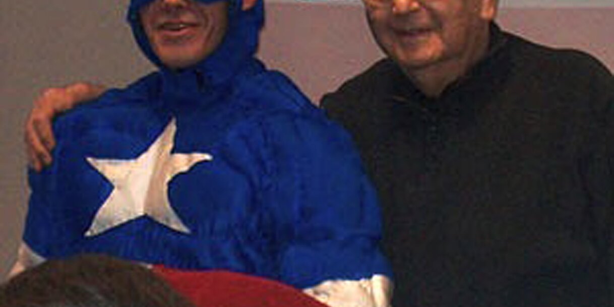 Emberek a képregények hőskorából: Joe Simon és Amerika kapitány 2006-ban, a New York Comic Con kiállításon