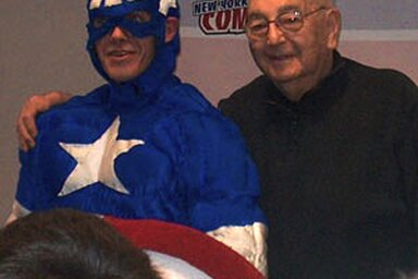 Emberek a képregények hőskorából: Joe Simon és Amerika kapitány 2006-ban, a New York Comic Con kiállításon