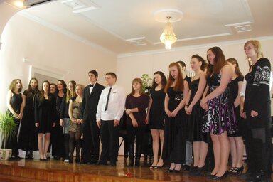 A hangverseny részt vevő diákjai