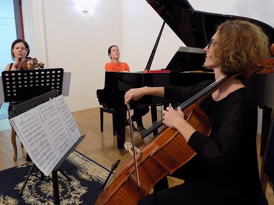 Mina Đekić, Szabó Tokodi Krisztina és Nataša Penezić a Trió hegedűre, mélyhegedűre és zongorára című darabot adják elő (fotó: Szögi Csaba)