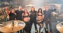 : A sikeres koncert végezetével az együttes tagjai és két táncos lány Barba NegraTrack színpadán a közönség előtt 2015-ben.
