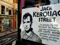 : San Francisco 1988 januárjában fogadta el a javaslatot, hogy utcát nevezzenek el Jack Kerouacról – Ezt ünnepli ez a korabeli hirdetőtábla