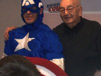 : Emberek a képregények hőskorából: Joe Simon és Amerika kapitány 2006-ban, a New York Comic Con kiállításon